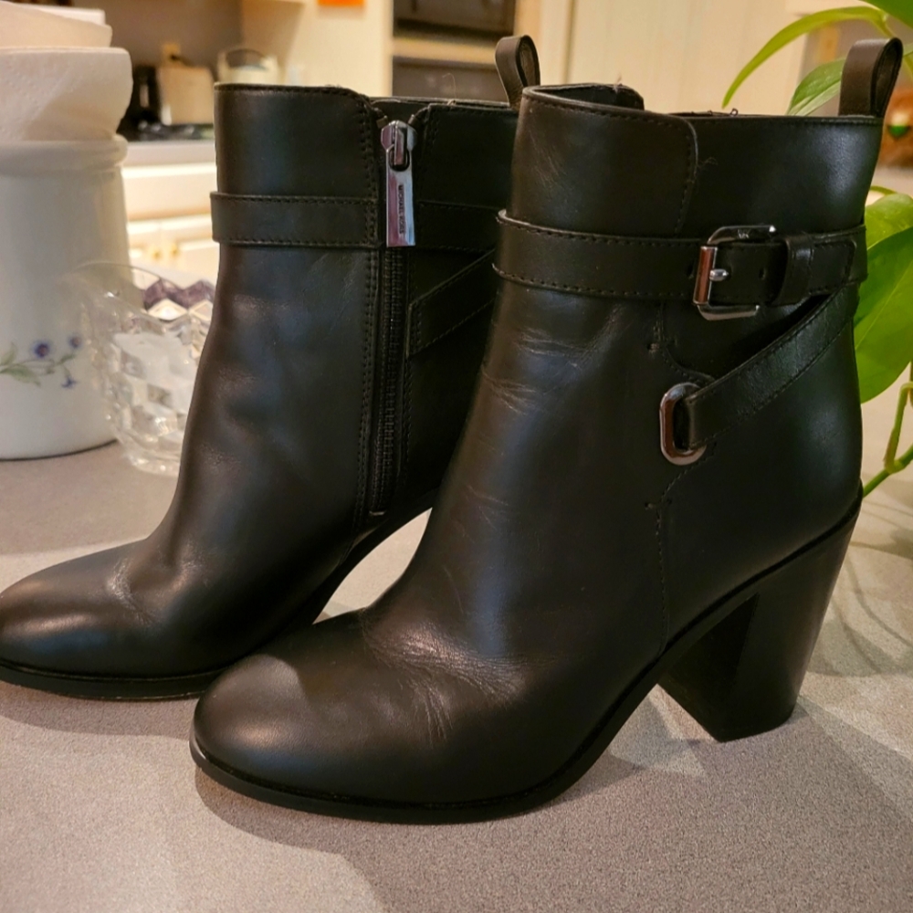 Michael Kors Black Leather Ankle Booties 🌻
